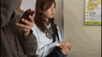 女子高生に精子をぶっかける痴漢映像の画像