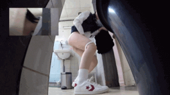 おしっこ中のトイレのドアをこじ開けられレイプされてしまう女子校生の画像