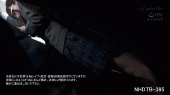 電車痴漢！パンツの中に手を入れられ弄られる泣きながら耐える女子高生の画像