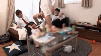 部屋飲みで酔っぱらった女子高生を強制フェラさせる同級生の画像
