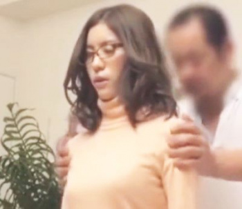 ♥マッサージに来た奥さんとの中出しSEXを隠し撮り「奥さん、あそこも一緒にほぐしてあげるよ♥」欲求不満おまんこの性処理の画像