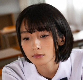 ♥涙目でハゲ教師に肉便器される教え子…担任教師にも裏切られて放課後は図書館で毎日犯される日々の画像