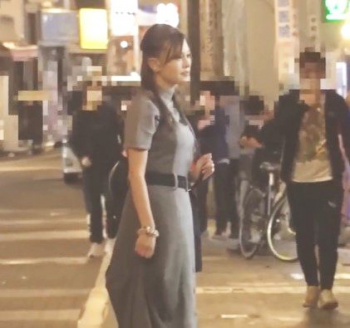 奥さん、僕とSEXしませんか？♥街中ナンパでマシンバイブでオナする人妻…最後は欲しがるおマンコに生中だしの画像