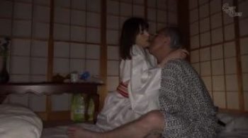 【三十路】介護中かこつけて手を出してくる義父に魅せられ、夜寝室を訪れて種付けセックスしてしまう嫁の画像