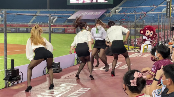 【YouTube】チアリーダー・Rakuten Girlsのパンチラ動画の画像
