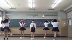 【YouTube】教室でダンスを踊るJKのパンチラ動画の画像