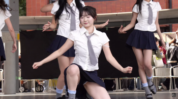 【YouTube】ダンス！ボーダーのパンツが丸見えのJKのエロ動画の画像