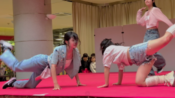 【YouTube】ダンス！ホットパンツの隙間からパンチラしちゃうエロ動画の画像