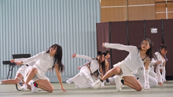 【YouTube】ダンス！ガバッと開脚でパンモロしちゃうエロ動画の画像