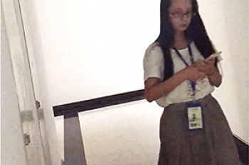 《無修正》盗撮 【中国女子トイレ】～「穴」が空いているだけの「WC」、「隙間」から正面撮影～ドアップ「マ●コ」＆「オシッコ」～！！の画像