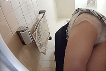 《無修正》盗撮【女子トイレ】～公共の「WC」に「盗撮カメラ」を設置～「若い娘」の「おマ●コ」の「穴」を超ドアップ撮影～！ ！の画像