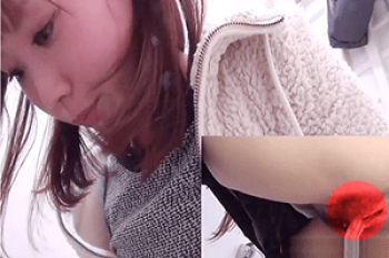 《無修正》盗撮【女子トイレ】～公共の「WC」に「盗撮カメラ」を設置～「陰毛」に隠れた「ワレメ」と「穴」をドアップ撮影～！ ！の画像