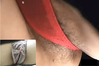《高画質》盗撮【パンチラ】～ドラッグストアで座り込む「スカート内」をズーム撮影～「ハミ毛」の「生パンツ」＆「太もも」～！！の画像