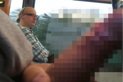 《無修正》素人投稿【露出マニア】～真面目そうな「金髪JD」をオカズに電車内で「センズリ」～仮性包茎・早漏な「外人チ●ポ」～の画像