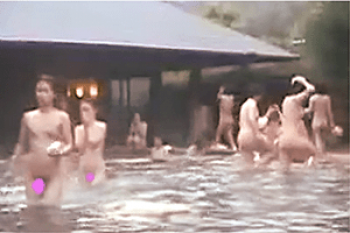 《無○正》女盗撮師【露天風呂】～カメラを隠して「女湯」に潜入～ 「女体天国」の「オッパイ・乳首」「マン毛・ワレメ」を隠し撮りの画像