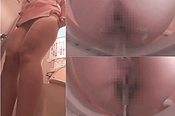 《無◯正》WC内盗撮【女子トイレ】～雑居ビルに「隠しカメラ」を設置～「放尿OL」の「ワレメ・オシッコ穴」をドアップ撮影の画像