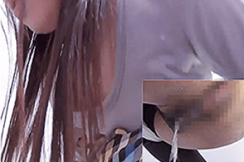 《無◯正》WC内盗撮【女子トイレ】～雑居ビルに「隠しカメラ」を設置～「10代女子」の「ワレメ・オシッコ穴」をドアップ撮影の画像