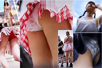 《盗撮カメラ》ミニスカ内【パンチラ】～街中で「高学年・JC」を狙う～ロリ娘のピチピチ「太もも」＆エロ「生パンツ」を逆さ撮りの画像