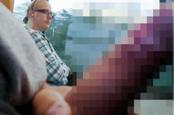 《無○正》個人撮影【露出ペニス】～電車内で「金髪JD」をオカズに「センズリ」～変態が自撮りした外人の「仮性包茎デカチン」の画像