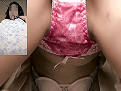 《個人撮影》パンチラ【羞恥露出P】~「ドM」の彼女「女子大生 19歳」~下から「生パンツ・生ブラ」を撮影した動画が流出!の画像