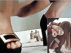 《無◯正》盗撮 女子トイレ【放尿マ●コ】～穴型の「中国式便器」は全見え～若い娘の「ワレメ・穴」「オシッコ」をドアップ撮影の画像