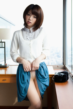 【たくし上げ】スカートを自分でめくってパンツを見せて誘ってくる美女の画像