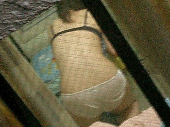 【民家盗撮】カーテンを閉めずにリラックスしている美女の部屋を盗撮の画像