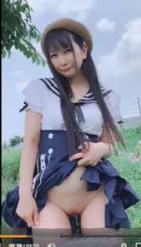 【美少女野外露出エロ動画】田舎の草地でオシッコしパイパンまんこを見せちゃうヘンタイお嬢様(Porn hub:2分)の画像