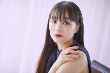 【画像】広瀬すずさん、会心の全力ぶりっ子ポーズを披露するwwwwwwの画像