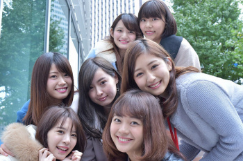 【画像】女子大生、服の隙間からおっぱい丸見えw w w w wの画像