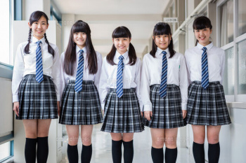 【画像】女子中学生さん、大人の男性にいやらしい身体を見せつけてしまうw w w wの画像