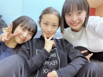 【衝撃】AKB48坂川陽香(14)・徳永羚海(14)のライブ衣装がスケベすぎるwwwの画像