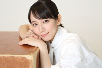 【画像】吉岡里帆さん、エチエチなクッションになってしまうwwwwwwの画像