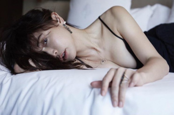 【画像】長谷川京子(42)黒のランジェリー姿公開w w w wの画像
