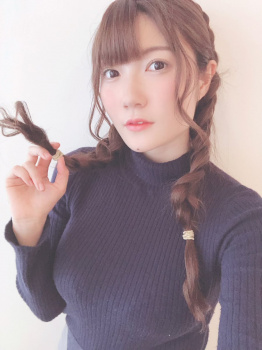 【画像】人気声優・井澤美香子さんの爆発的なおっぱいw w w w wの画像