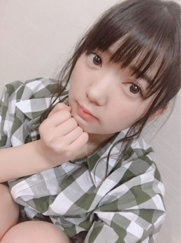 【画像】女アイドルさん、下着のヒモを見せまくるw w w w wの画像