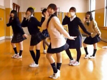 【悲報】敏感なJKさん、半裸で日光浴してるオッサンに遭遇し無事終わるwwwwwの画像
