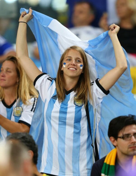 【画像】アルゼンチンの美人巨乳女性議員(28)、スケベ過ぎると国民の中で話題にw w w w wの画像