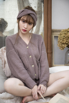【画像】小嶋陽菜さん、現役メンバーと並んだ写真で悲惨なことになるw w w wの画像