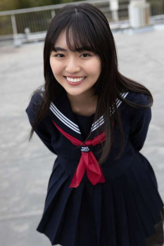 【画像】女さん、Hすぎるセーラー服型の水着を着てしまうw w w wの画像