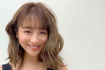 【画像】鈴木奈々さん、ヌルヌルのお股を大開脚してしまうw w w w wの画像