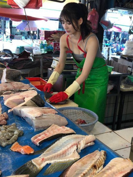 【画像】美人すぎる魚屋、爆誕ｗｗｗｗの画像