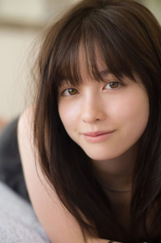 【画像】朝方の歌舞伎町の道端で寝てそうな美少女、見つかるwwww w wの画像