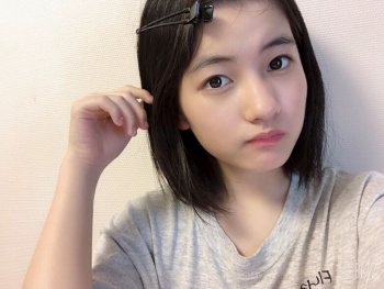 【画像】巨乳さん(16)圧倒的なエロパイで貧乳を公開処刑してしまうwwwの画像