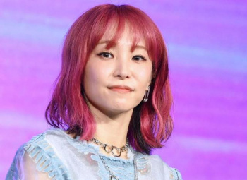 【画像】人気歌手のLiSAさん、下積み時代はファンと水着で交流していたwwwの画像
