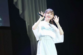 【画像】鬼頭明里さん、私服の布面積が小さすぎるwwwの画像