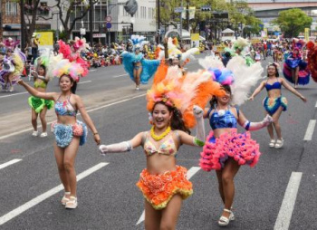 【画像】女子中学生、エッチな衣装で困惑しながら踊るwwwの画像