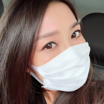 【画像】とんでもなくいやらしいマスクの広げ方をする女さんwwwwwwwの画像