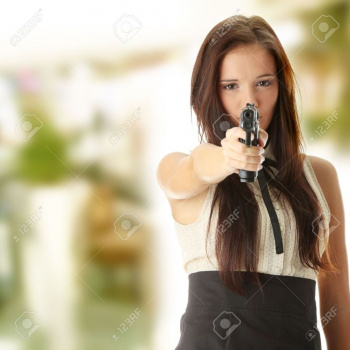 【画像】銃持ったエロい体の外人女性wwwwwwwの画像