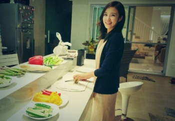 【画像】女さん、とんでもない体勢で料理をしてしまうwwwwwwwwwの画像